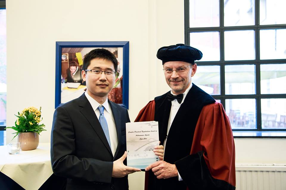 Gerhard hands over the PhD certificate to Siqi